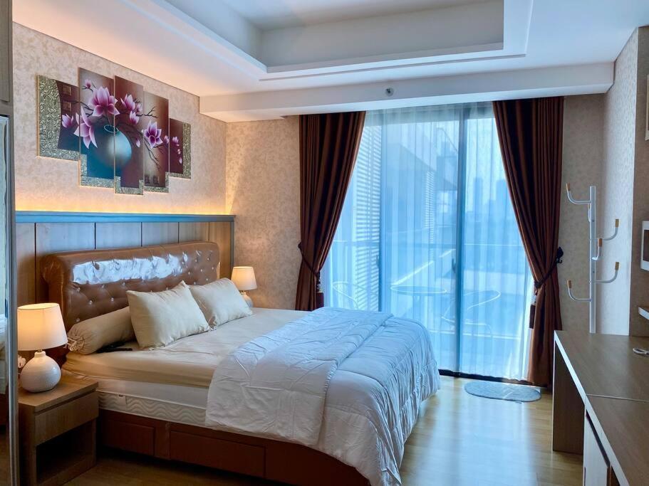 Capitol Senen Studio, Pool & Netflix By Damaresa Apartemen Jakarta