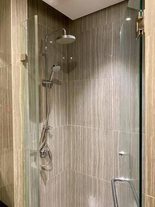 Capitol Senen Studio, Pool & Netflix By Damaresa Apartemen Jakarta